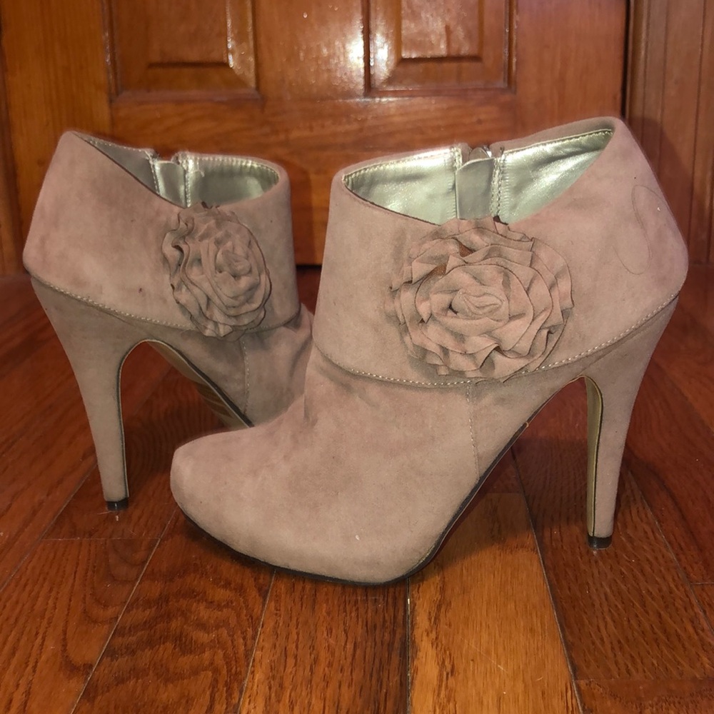 7.5 beige suede zip up booties